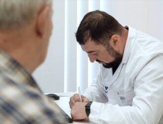 ทำไมผู้ชายควรไปพบแพทย์ทางเดินปัสสาวะ? แพทย์ทางเดินปัสสาวะจะช่วยอะไรได้บ้าง? ภาวะทางเดินปัสสาวะที่พบบ่อยในผู้ชายคืออะไร? มาทำความเข้าใจเรื่องสุขภาพทางเดินปัสสาวะและการดูแลสุขภาพชายกัน Senior male patient talking with man doctor in the office. Clip. Writing prescription to senior patient