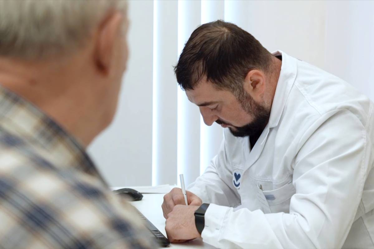 ทำไมผู้ชายควรไปพบแพทย์ทางเดินปัสสาวะ? แพทย์ทางเดินปัสสาวะจะช่วยอะไรได้บ้าง? ภาวะทางเดินปัสสาวะที่พบบ่อยในผู้ชายคืออะไร? มาทำความเข้าใจเรื่องสุขภาพทางเดินปัสสาวะและการดูแลสุขภาพชายกัน Senior male patient talking with man doctor in the office. Clip. Writing prescription to senior patient